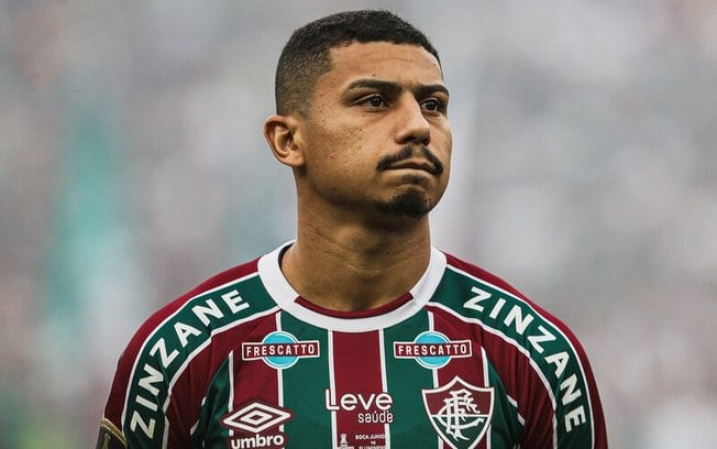 No Paraguai, André deixa estádio de muletas e preocupa Fluminense