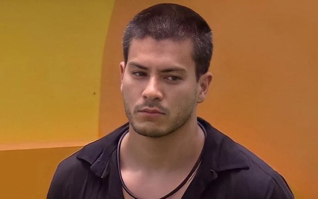 Arthur Aguiar desabafa sobre ataques pós-BBB 22: “Me machucaram” Arthur Aguiar desabafa sobre ataques pós-BBB 22: “Me machucaram”
