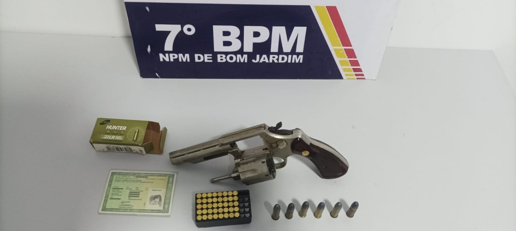 Polícia Militar prende homem com revólver e munições em Nobres Polícia Militar prende homem com revólver e munições em Nobres