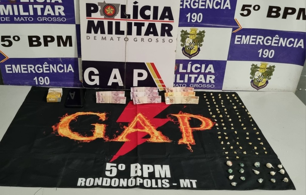 PM prende dupla por tráfico de drogas e apreende 98 porções de cocaína PM prende dupla por tráfico de drogas e apreende 98 porções de cocaína