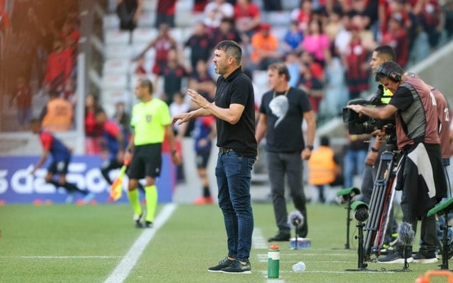 Coudet afirma, mesmo tendo sido derrotado para o Athletico-PR, estar orgulhoso do Inter Coudet afirma, mesmo tendo sido derrotado para o Athletico-PR, estar orgulhoso do Inter