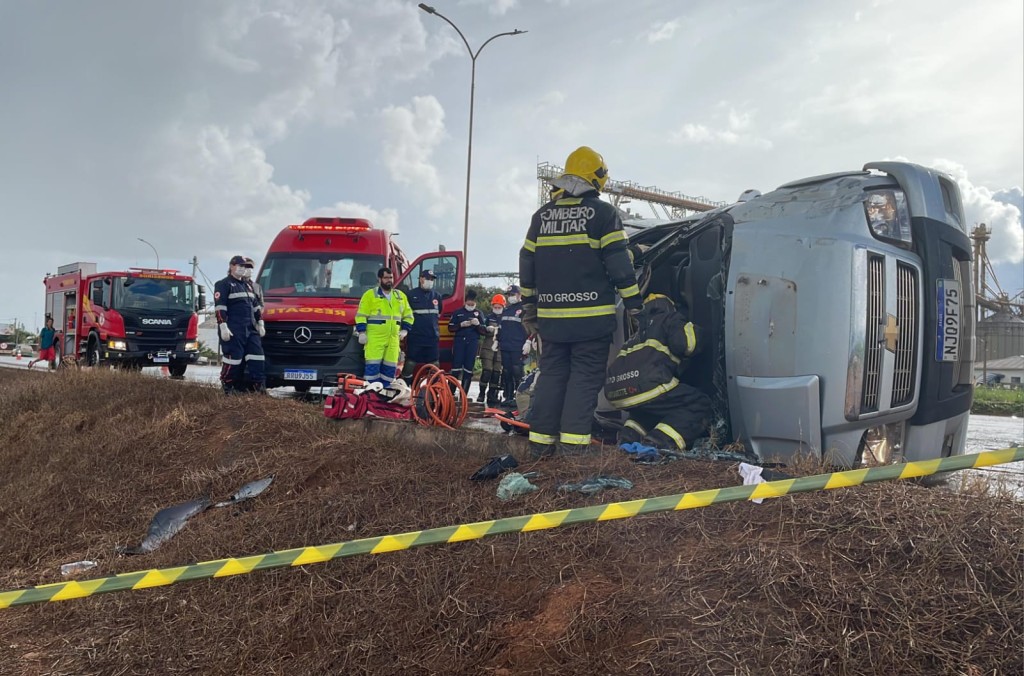 Bombeiros resgatam vítimas de capotamento que ficaram presas às ferragens Bombeiros resgatam vítimas de capotamento que ficaram presas às ferragens