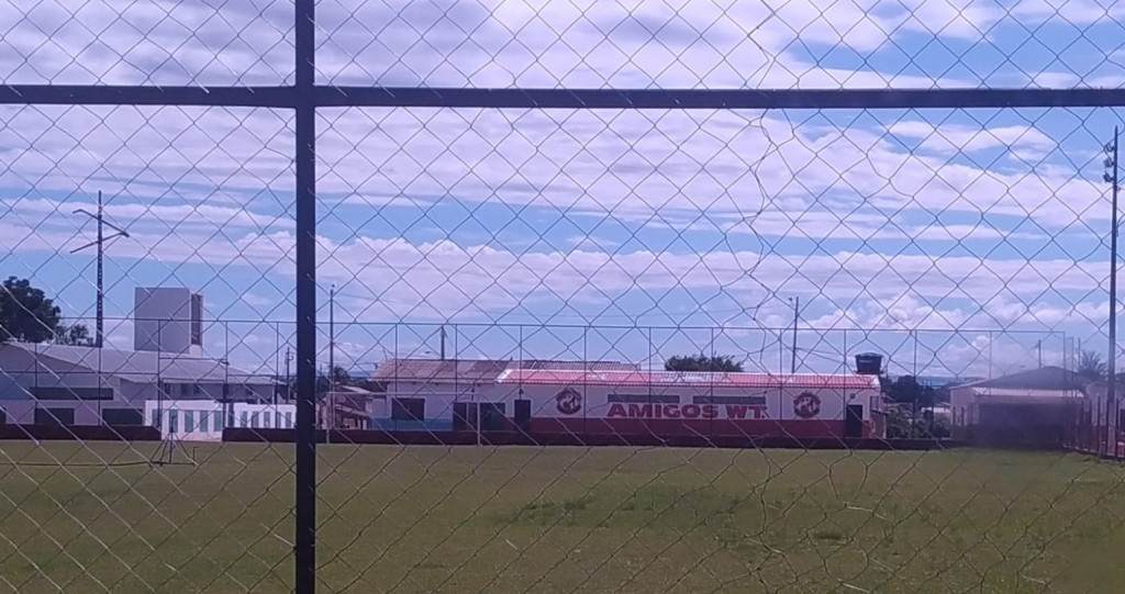 Polícia Civil aponta que organização criminosa usou miniestádio público para promover assistencialismo e difundir facção