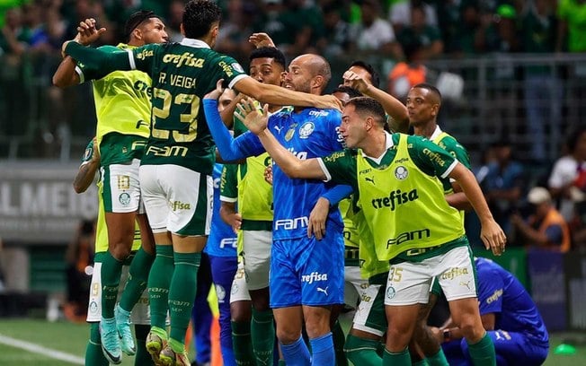 Palmeiras volta a reagir no Allianz, vence Santos e é tricampeão paulista Palmeiras volta a reagir no Allianz, vence Santos e é tricampeão paulista