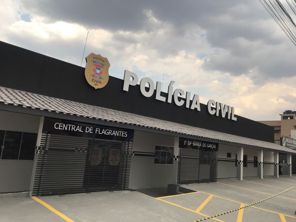Polícia Civil prende homem em flagrante após ele seguir vítima até delegacia para agredi-la Polícia Civil prende homem em flagrante após ele seguir vítima até delegacia para agredi-la