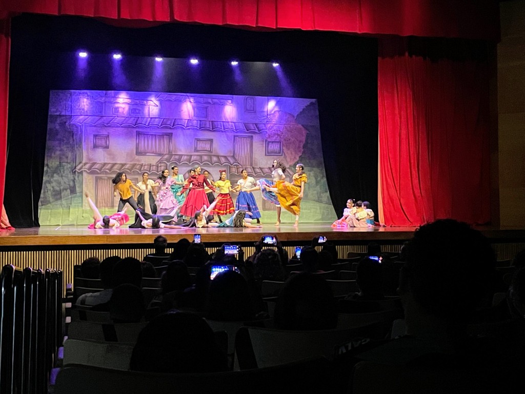 Crianças de oito unidades públicas se encantam em espetáculo infantil de dança Crianças de oito unidades públicas se encantam em espetáculo infantil de dança