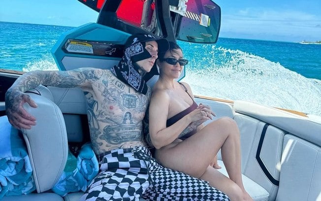 Kardashian aparece no vaso sanitário em foto publicada pelo marido