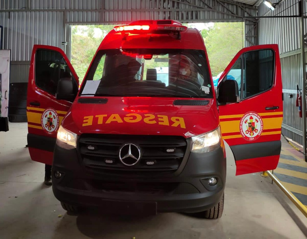 Bombeiros atendem ocorrência de acidente de trânsito envolvendo moto e carro