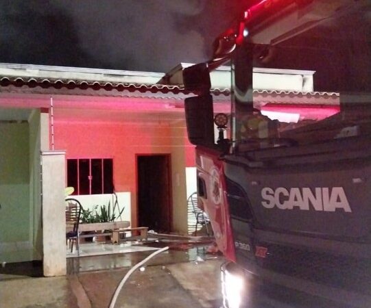Corpo de Bombeiros Militar combate incêndio em conjunto de kitnetes