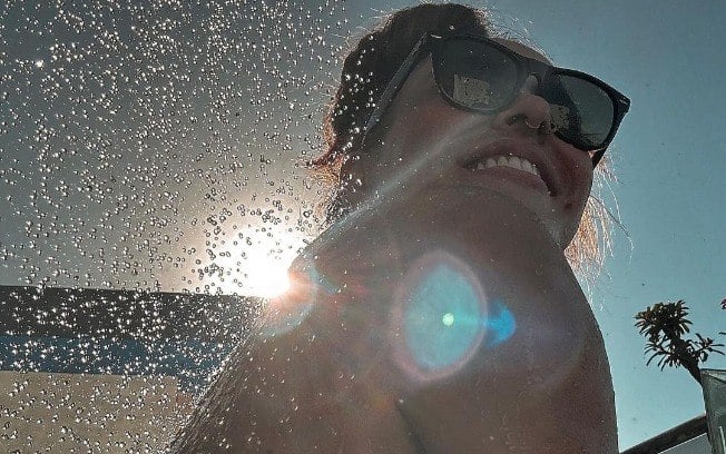 Alinne Rosa curte dia de piscina totalmente nua e compartilha fotos