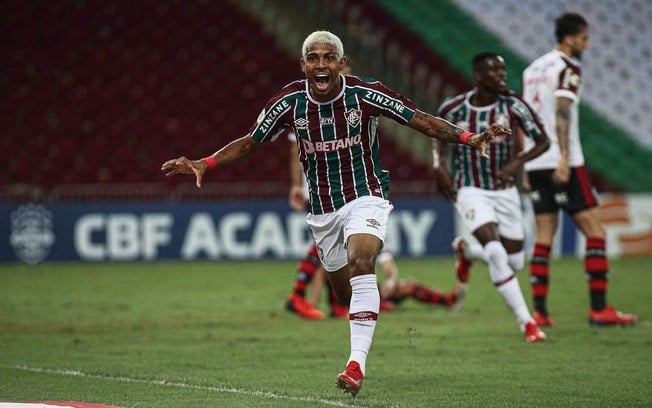 Fluminense afasta John Kennedy e outros 3 jogadores por indisciplina