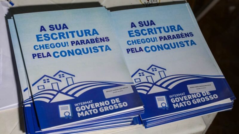 Moradores de Rosário Oeste recebem escrituras de imóveis nesta segunda-feira (15)