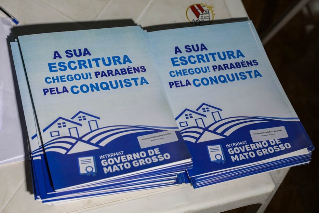 Moradores de Rosário Oeste recebem escrituras de imóveis nesta segunda-feira (15)