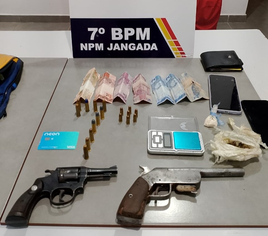 Integrantes de organização criminosa são presos por tráfico de drogas e porte ilegal de armas Integrantes de organização criminosa são presos por tráfico de drogas e porte ilegal de armas