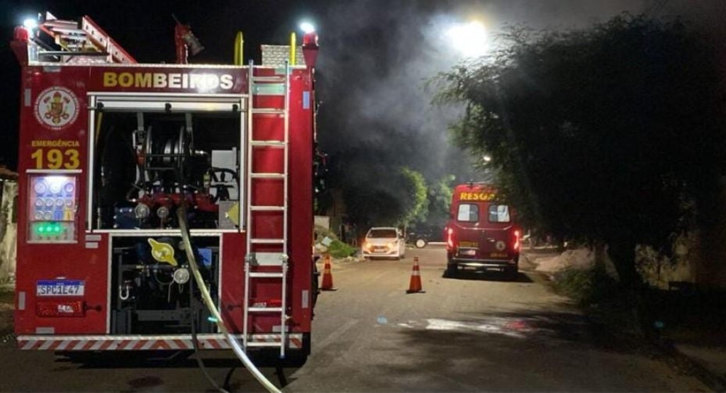 Corpo de Bombeiros Militar controla incêndio em agência bancária Corpo de Bombeiros Militar controla incêndio em agência bancária