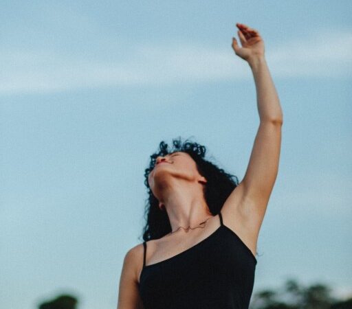 Cantora Renata Crizanto apresenta show autoral no Teatro Zulmira nesta sexta