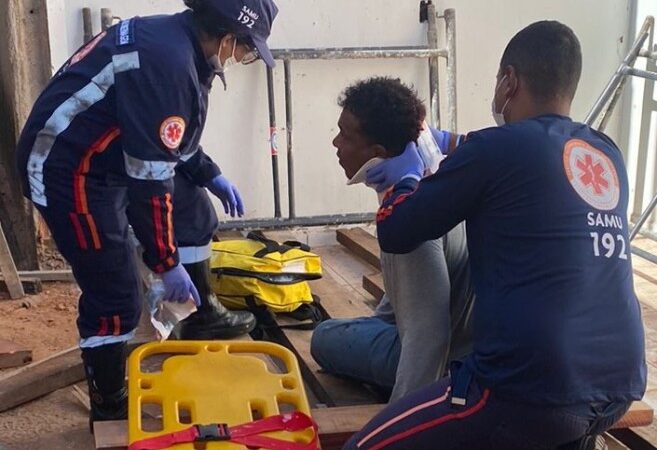 Bombeiros socorrem homem que caiu de telhado de 3 metros de altura