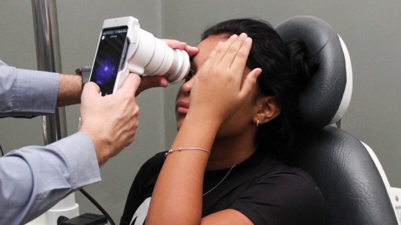 SES realiza exames oftalmológicos com aparelho portátil que facilita diagnóstico de doenças oculares