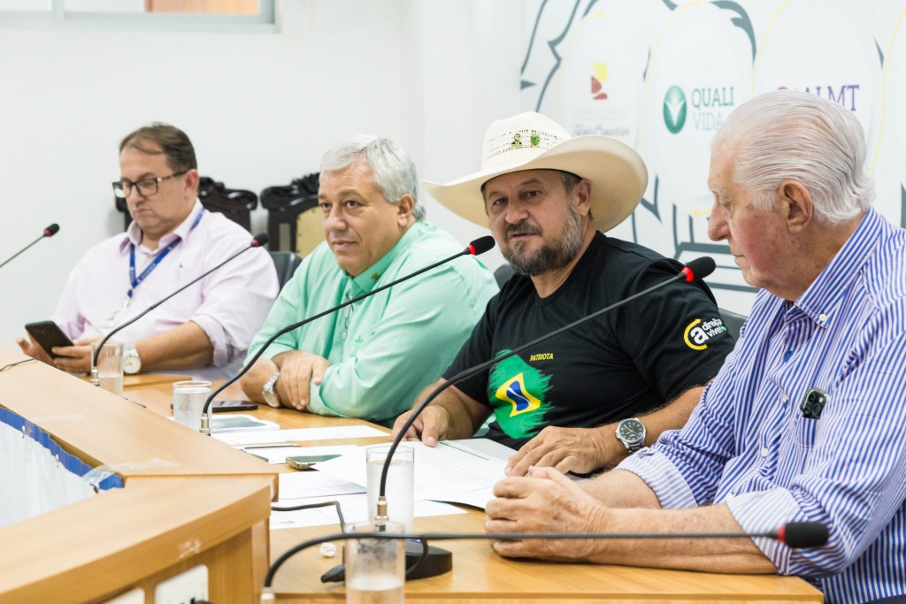 Frente Parlamentar do Leite discute melhoramento genético Frente Parlamentar do Leite discute melhoramento genético