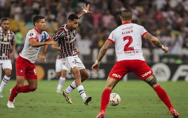 Diniz fala sobre afastamento e retorno de Alexsander ao Fluminense Diniz fala sobre afastamento e retorno de Alexsander ao Fluminense