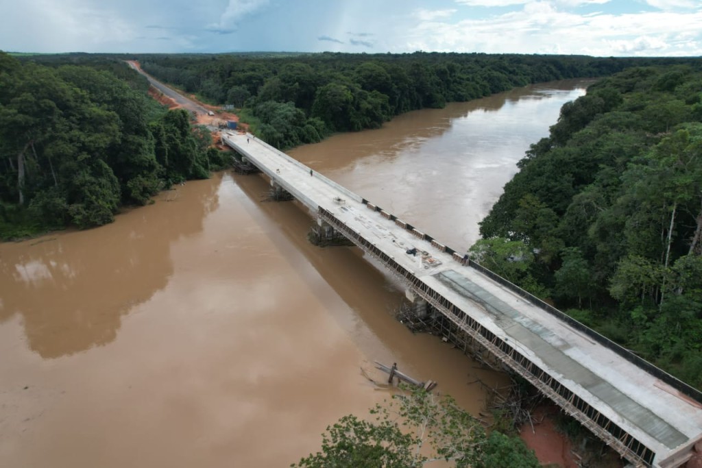 Governo de MT constrói 3 pontes sobre o Rio Teles Pires e abrirá novas rotas de trânsito Governo de MT constrói 3 pontes sobre o Rio Teles Pires e abrirá novas rotas de trânsito