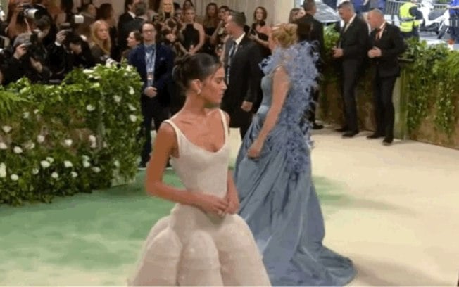 Bruna Marquezine faz sua estreia no Met Gala em NY