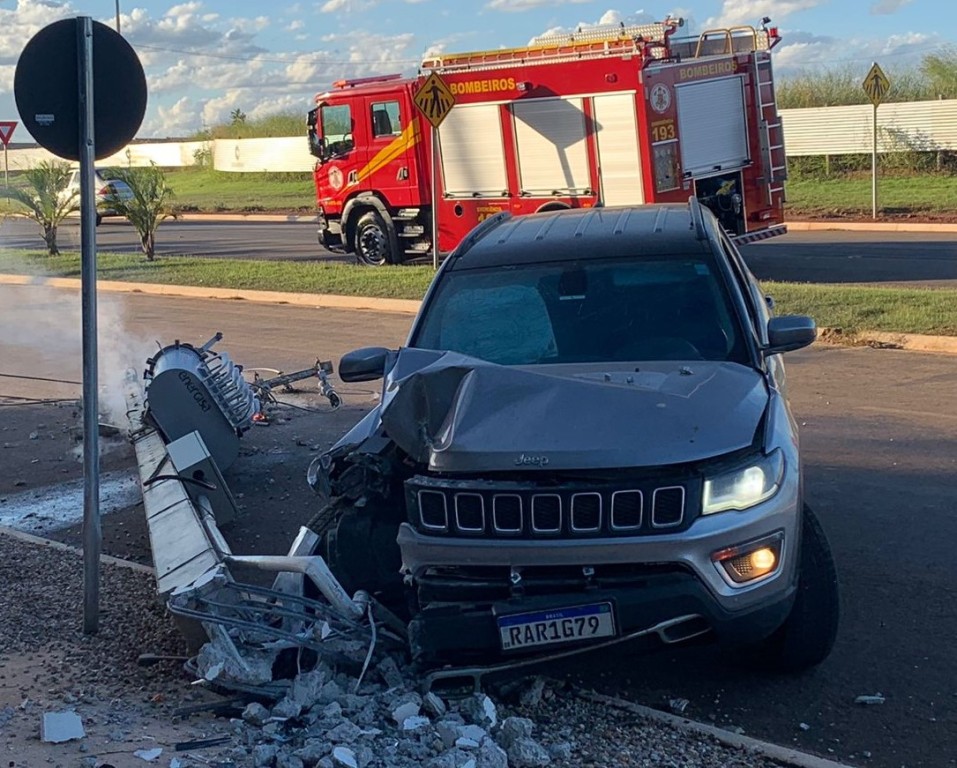 Bombeiros atendem ocorrência de acidente de trânsito com queda de poste de energia Bombeiros atendem ocorrência de acidente de trânsito com queda de poste de energia