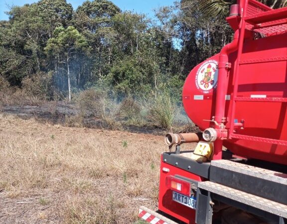 Corpo de Bombeiros combate incêndio em vegetação dentro de condomínio