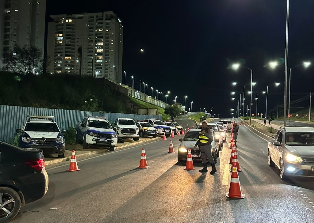 Operação Lei Seca prende sete pessoas e remove 57 veículos na noite deste domingo (12) Operação Lei Seca prende sete pessoas e remove 57 veículos na noite deste domingo (12)