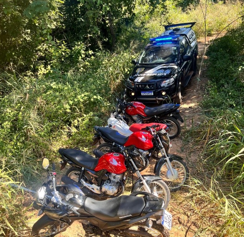 Polícia Civil recupera oito motocicletas furtadas de concessionária e detém quatro em flagrante Polícia Civil recupera oito motocicletas furtadas de concessionária e detém quatro em flagrante