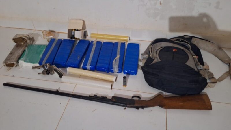 PM prende integrantes de organização criminosa, apreende armas e tabletes de maconha