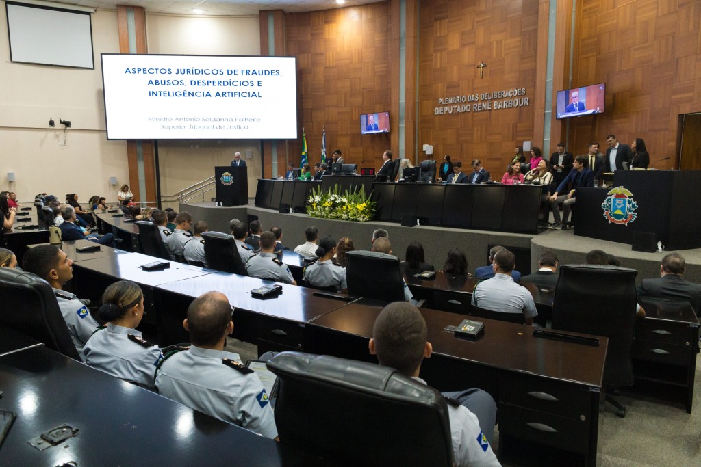 Durante homenagem na ALMT, ministro do STJ fala sobre sobre aspectos jurídicos da saúde no Brasil