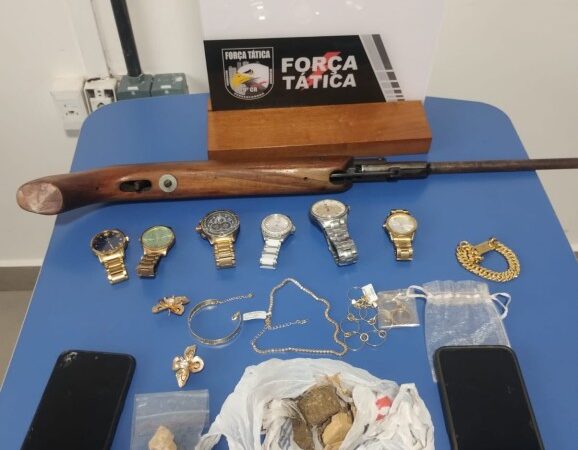 PM prende homem por porte ilegal de arma e recupera relógios e joias furtados
