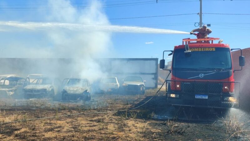 Bombeiros combatem incêndio em terreno baldio que atingiu ferro-velho