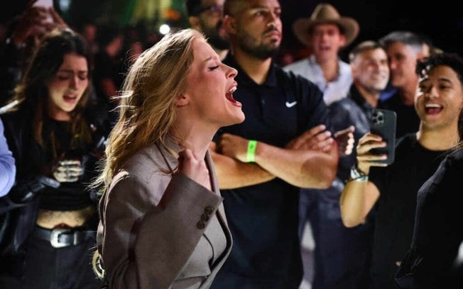 Luisa Sonza se emociona durante apresentação dos “Amigos” no Festival Salve o Sul Luisa Sonza se emociona durante apresentação dos “Amigos” no Festival Salve o Sul