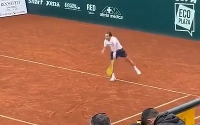 Lenda da seleção uruguaia disputa torneios de tênis; veja vídeo