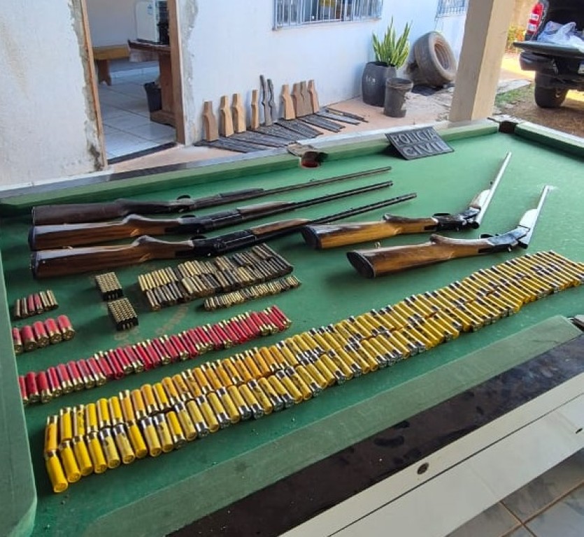 Polícia Civil fecha fábrica clandestina de armas de fogo e prende idoso responsável pelo local Polícia Civil fecha fábrica clandestina de armas de fogo e prende idoso responsável pelo local