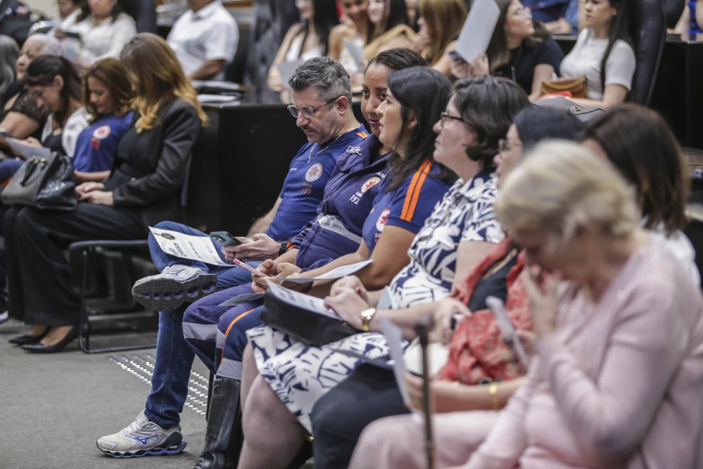 Profissionais da saúde recebem Moção de Aplausos Profissionais da saúde recebem Moção de Aplausos