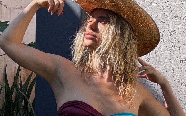 Carolina Dieckmann posta fotos ‘sexy’ de biquini e chapéu de cow girl