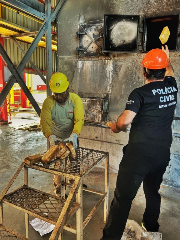 Polícia Civil incinera drogas apreendidas desde 2010 em Santo Antônio do Leverger Polícia Civil incinera drogas apreendidas desde 2010 em Santo Antônio do Leverger