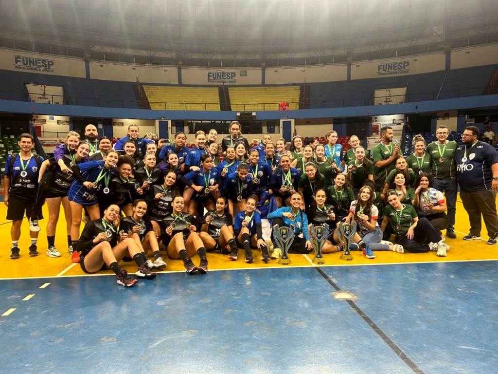 Com 18 bolsistas do Governo, seleções mato-grossenses de handebol conquistam títulos de vice-campeãs Com 18 bolsistas do Governo, seleções mato-grossenses de handebol conquistam títulos de vice-campeãs