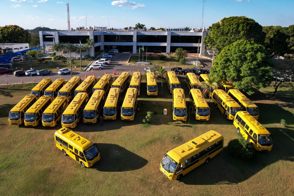 Governo de MT entrega 270 ônibus escolares para 76 municípios e assina convênios para obras de escolas Governo de MT entrega 270 ônibus escolares para 76 municípios e assina convênios para obras de escolas
