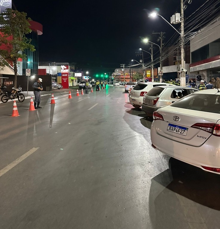Operação Lei Seca prende 13 pessoas por embriaguez na Avenida Isaac Póvoas Operação Lei Seca prende 13 pessoas por embriaguez na Avenida Isaac Póvoas