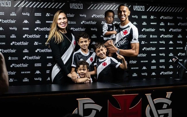 Virou baile! Crianças roubam a cena e cantam em apresentações no Vasco; veja