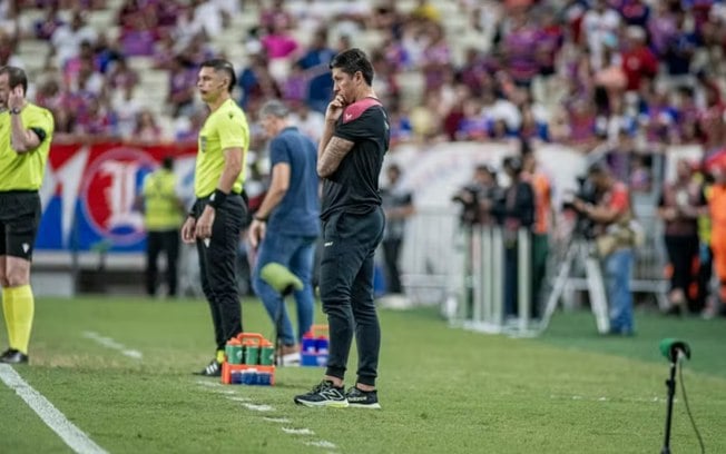 Após derrota para o Fortaleza, Thiago Carpini diz que Vitória precisa voltar a competir