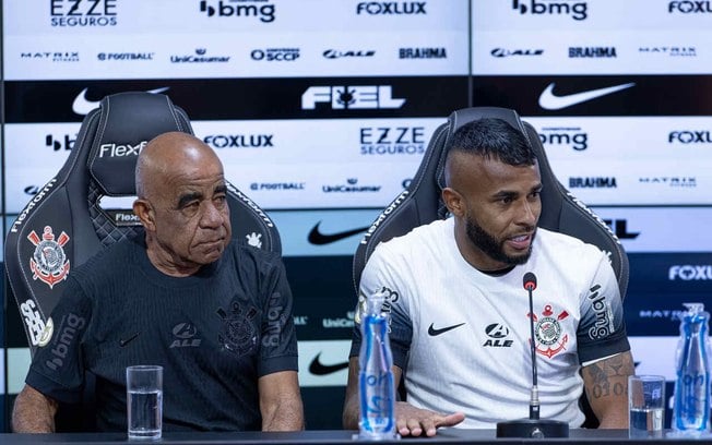 Alex Santana é apresentado ao lado da família no Corinthians: ‘Sei o que é vestir essa camisa’
