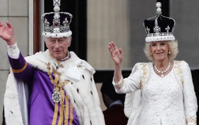 Rei Charles III e Rainha Camilla passam por constrangimento durante discurso em cerimônia