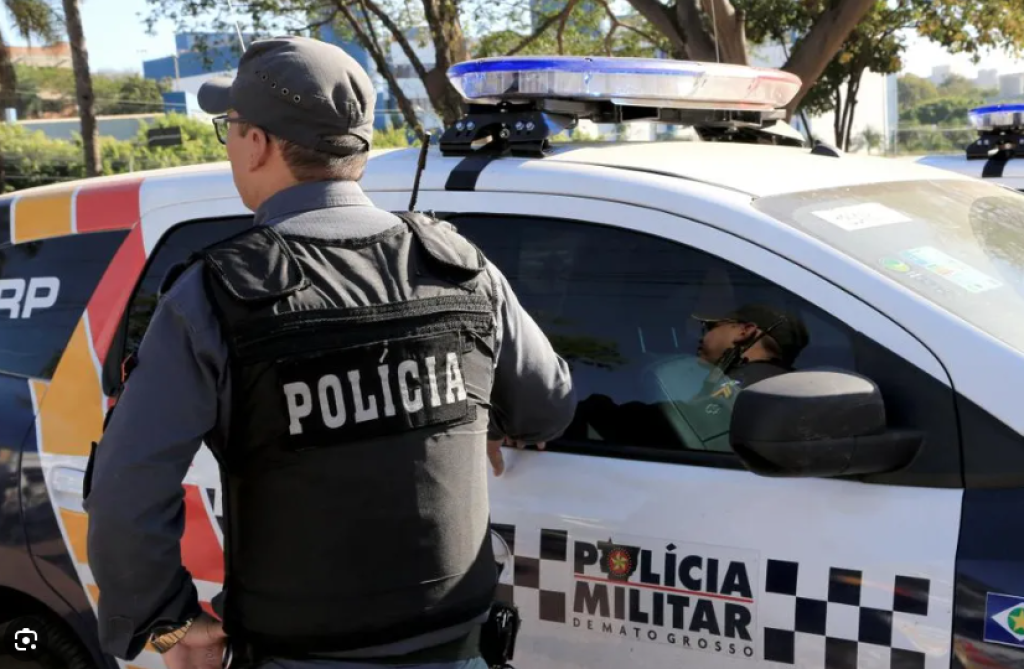 Mulher é presa em flagrante pela Polícia Militar por suspeita de ameaça e agressão Mulher é presa em flagrante pela Polícia Militar por suspeita de ameaça e agressão
