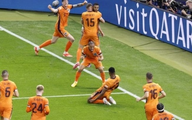 Holanda leva susto mas garante vaga nas semifinais da Eurocopa