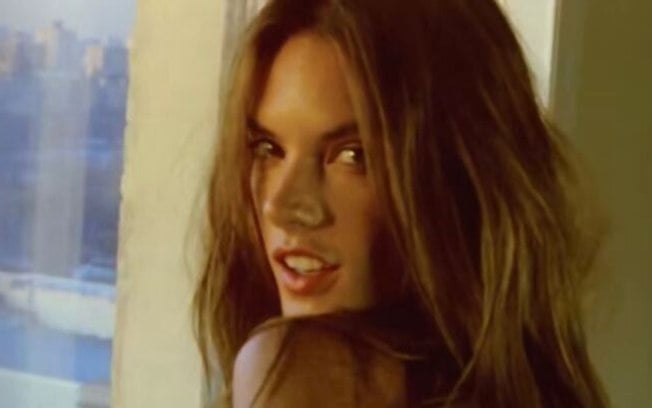 Alessandra Ambrosio passa por intervenções estéticas, confira quais